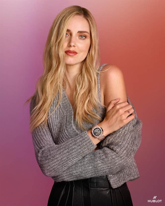 义大利设计师Chiara Ferragni配戴Big Bang Unico皇金满钻炼带计时腕表。（HUBLOT提供）