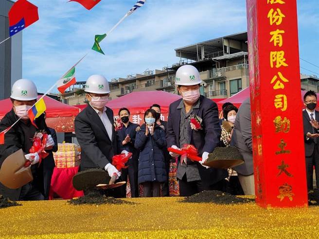 （浤圃建设「八卦案」13日由董事长苏宏圃（左三）等人铲土。图／顏瑞田）