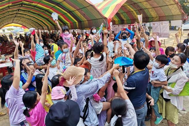 高雄市经发局节能活动透过有奖徵答等方式送好礼，现场民眾互动踊跃(照片拍摄时间为110年4月3日)。。（柯宗纬翻摄）