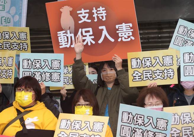 动保团体13日在立法院群贤楼前举行「立院开修宪公听会 不能没有动物的声音」记者会，呼吁朝野「动物保护入宪」倡议不要无疾而终，期待将动物的生命尊严纳为国家应予保护的价值。（王英豪摄）