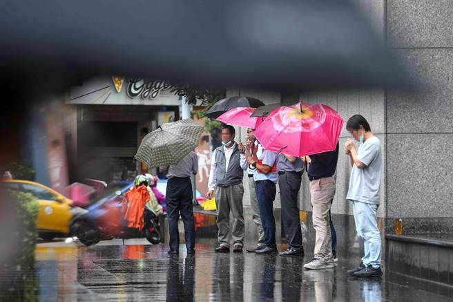 行政院會今日通過《菸害防制法》修正草案，草案明定全面電子煙、加味煙、菸品容器警示圖文標示面積由35％增加至85％，同時，禁止吸菸年齡從未滿18歲提高至未滿20歲。（資料照，鄧博仁攝）（吸菸有害健康）