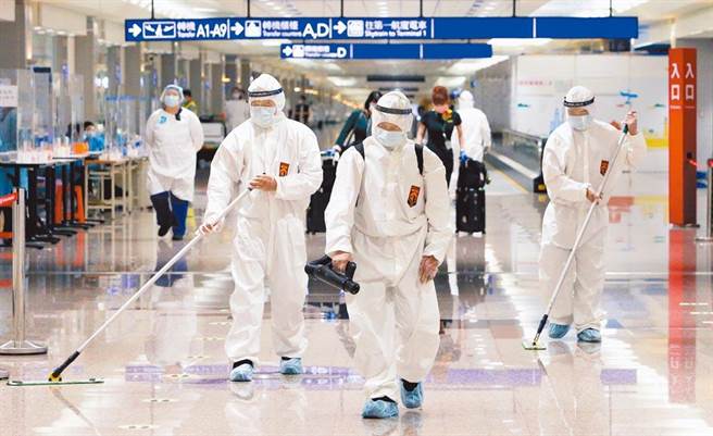 Omicron突破边境防线，桃机清洁人员加强清消。（陈麒全摄）