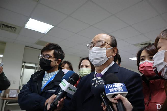 面對新竹市府拒絕出席立院內政委員會研討會，民進黨立委柯建銘說他來就夠了。（邱立雅攝）