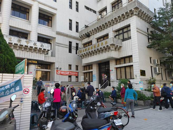 南投县政府卫生局副局长吴美玲表示，目前南投县加强剂施打剂量已经突破2万，也呼吁民眾不要恐慌，疫苗量绝对够，切记无伦如何都一定要施打疫苗。(吴建辉摄)