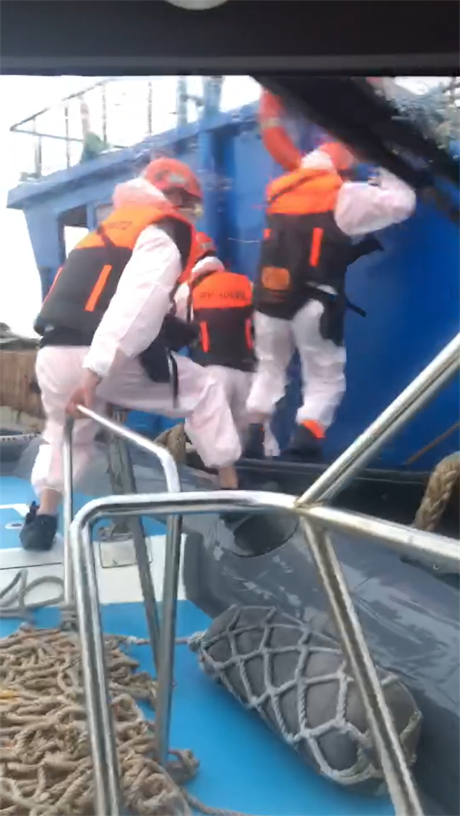 无船名大陆籍渔船12日在马祖北竿小坵海域违规越界捕鱼，海巡署依法查处。（马祖海巡队提供）