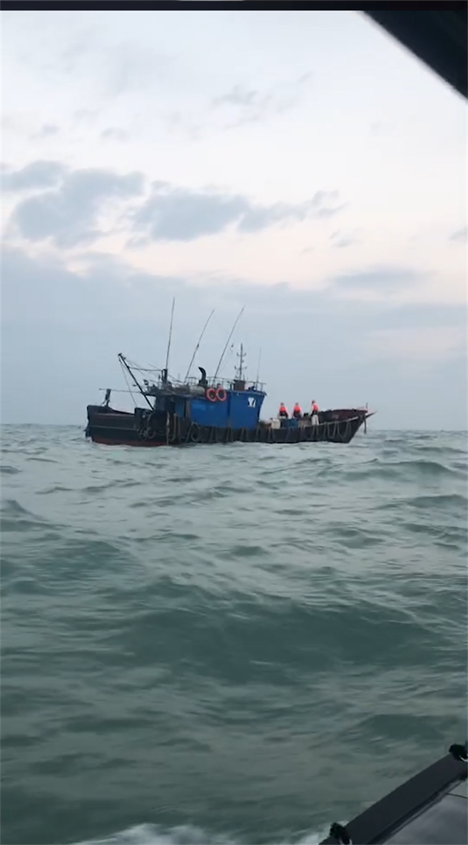 无船名大陆籍渔船12日在马祖北竿小坵海域违规越界捕鱼，海巡署依法查处。（马祖海巡队提供）