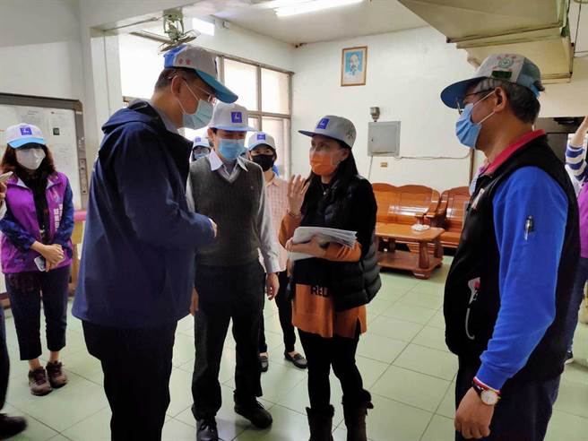 高雄市副市长罗达生率队督检企业防疫措施。（劳工局提供／洪靖宜高雄传真）