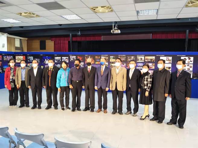 「莞香花飄台」東莞台商發展歷史展，以200餘張珍貴歷史照片分為七大部分，從不同角度生動呈現台商與東莞風雨同行的點點滴滴，以及東莞為「世界工廠」的城市魅力。(戴志揚翻攝)