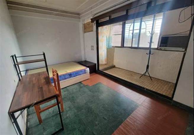 台北雅房月租8500元，竟把陽台打掉變露天浴室。(翻攝自爆料公社FB)