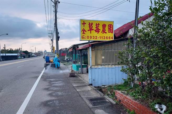 案17630銀行員曾到關西採草莓，環保局在十全草莓農園消毒。（新竹縣政府提供／羅浚濱新竹傳真）