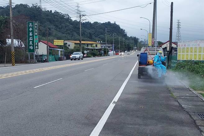 案17630銀行員曾到關西採草莓，竹縣環保局在的高平番茄農場消毒。（新竹縣政府提供／羅浚濱新竹傳真）