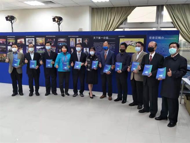 「莞香花飄台」東莞台商發展歷史展，以200餘張珍貴歷史照片分為七大部分，從不同角度生動呈現台商與東莞風雨同行的點點滴滴，以及東莞為「世界工廠」的城市魅力。(戴志揚翻攝)