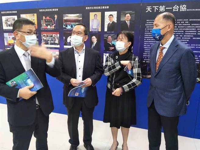 「莞香花飄台」東莞台商發展歷史展，以200餘張珍貴歷史照片分為七大部分，從不同角度生動呈現台商與東莞風雨同行的點點滴滴，以及東莞為「世界工廠」的城市魅力。(戴志揚翻攝)