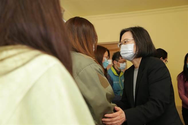 聽取F-16V事故搜救進度，蔡英文指示加速進行。（軍聞社提供）