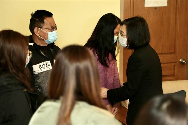 聽取F-16V事故搜救進度，蔡英文指示加速進行。（軍聞社提供）