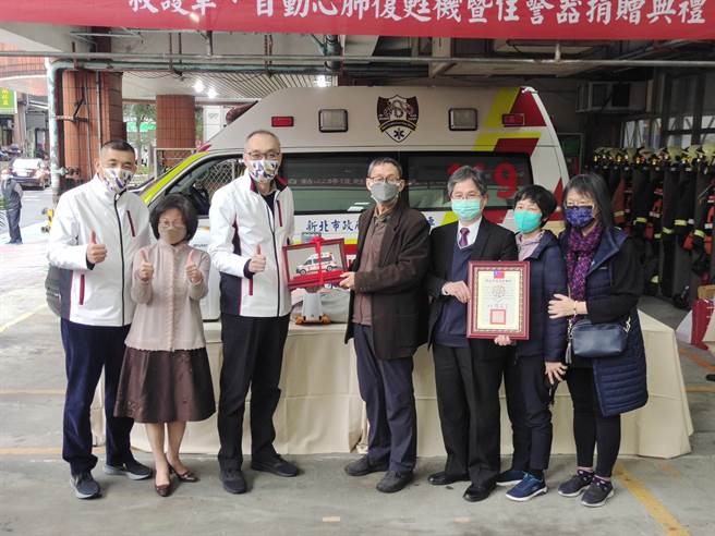 郭永福先生捐赠新北市政府消防局高顶救护车1辆、自动心肺復甦机1组及住宅用火灾警报器2,000只，由永福企业机构总经理郭枝群代表捐赠，新北市政府谢政达副市长代表受赠。(新北市消防局提供)