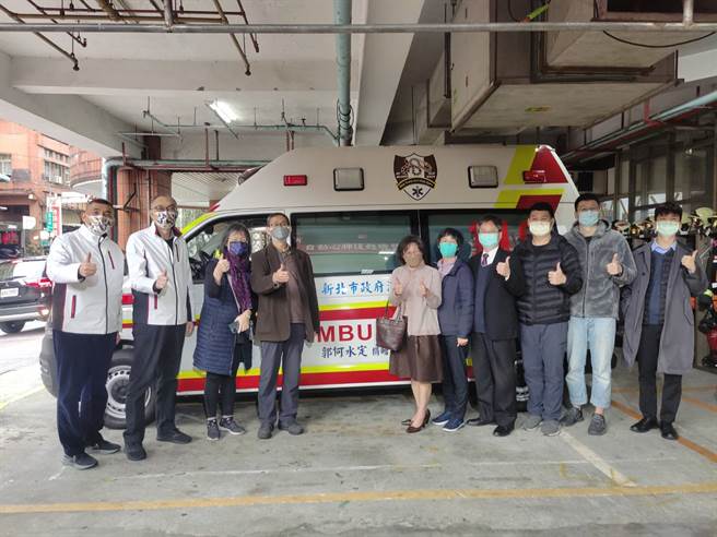 郭永福先生捐赠新北市政府消防局高顶救护车1辆、自动心肺復甦机1组及住宅用火灾警报器2,000只，由永福企业机构总经理郭枝群代表捐赠，新北市政府谢政达副市长代表受赠。(新北市消防局提供)