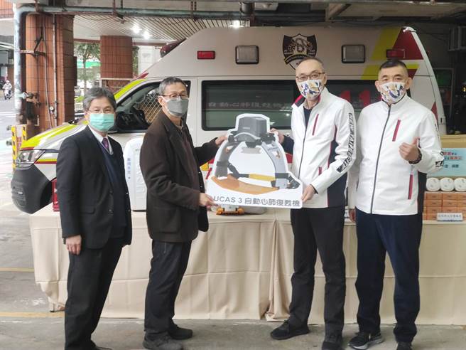 郭永福先生捐赠新北市政府消防局高顶救护车1辆、自动心肺復甦机1组及住宅用火灾警报器2,000只，由永福企业机构总经理郭枝群代表捐赠，新北市政府谢政达副市长代表受赠。(新北市消防局提供)