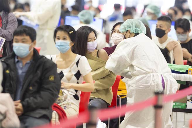 中央开放打完2剂民眾经3个月可再接种第3剂，台北市长柯文哲13日再轰战略错误，呼吁民眾让长者优先，现在市府的策略是先把机场、防疫旅馆和医院工作人员打好打满。（资料照，杜宜谙摄）
