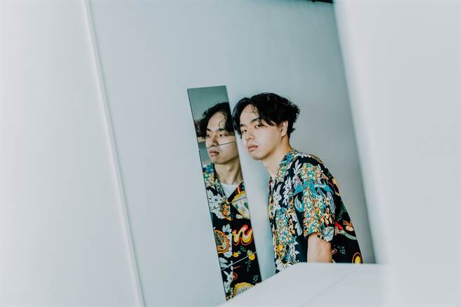 擅于结合多元有趣设计元素的台湾新锐设计师杨士庆，以突破性创作风格着称，曾多次入围金曲奖的最佳装帧设计奖，此次跨刀与仕高利达联手打造2022春节礼合。（图／帝仕德）★禁止酒驾，喝酒过量，有碍健康！