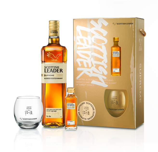 仕高利达金牌苏格兰威士忌新春礼盒，建议售价：480元。赠品：仕高利达金牌苏格兰威士忌50ML迷你酒一瓶，仕高利达 x 杨士庆 联名品饮威杯一只，（赠品以实物为主）。（图／帝仕德）★禁止酒驾，喝酒过量，有碍健康！
