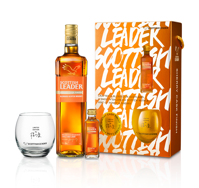 仕高利达金雪莉苏格兰威士忌新春礼盒，建议售价：550元。赠品：仕高利达金雪莉苏格兰威士忌50ML迷你酒一瓶，仕高利达 x杨士庆 联名品饮威杯一只。（赠品以实物为主）。（图／帝仕德）★禁止酒驾，喝酒过量，有碍健康！