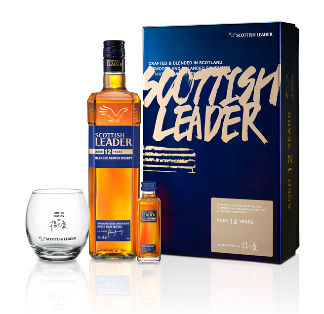 仕高利达12年苏格兰威士忌新春礼盒，建议售价：790元。赠品：仕高利达12年苏格兰威士忌50ML迷你酒一瓶，仕高利达 x 杨士庆 联名品饮威杯一只。（赠品以实物为主）。（图／帝仕德）★禁止酒驾，喝酒过量，有碍健康！