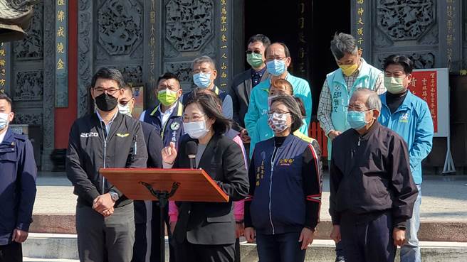 蔡英文總統今（13日）到斗六市南聖宮贈匾，呼籲民眾要接種疫苗，打滿2劑滿12周就準備打第3劑。（周麗蘭攝）