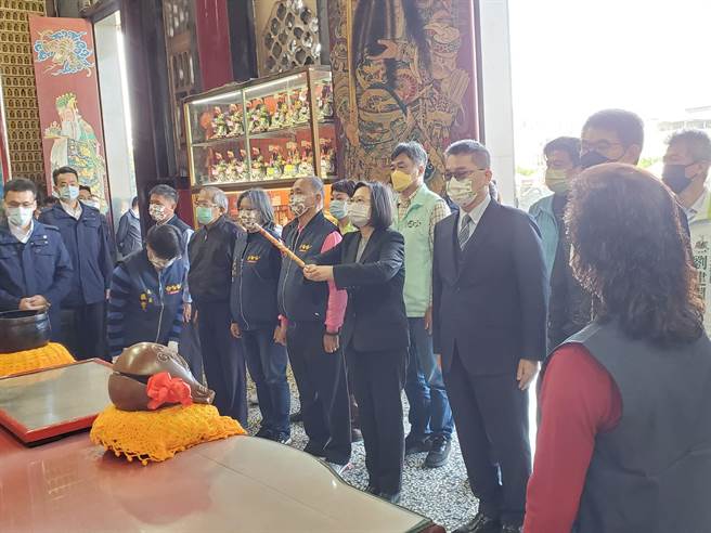 蔡英文總統參拜南聖宮關聖帝君。（周麗蘭攝）