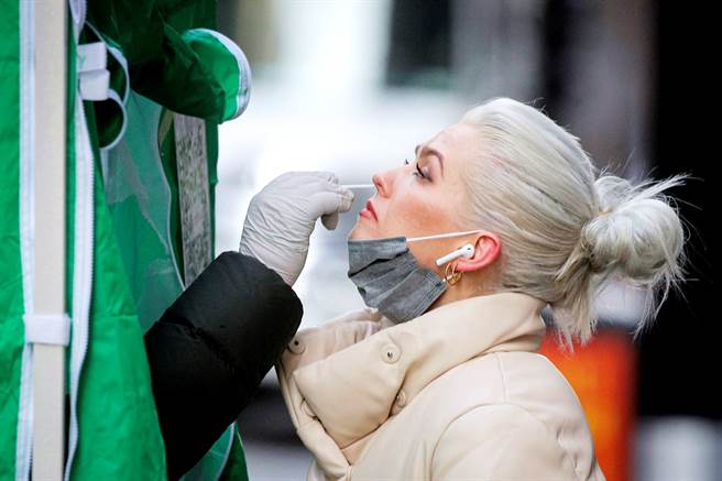 日本最新研究发现，感染Omicron的患者，在出现症状的3至6天传染力达到高峰。（图／路透社）