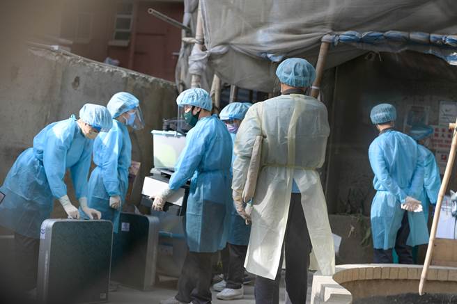 上海復旦大学附属华山医院感染科主任张文宏今（13日）在微博发文表示，新冠变种病毒Omicron取代了新冠世界的老霸主Delta病毒，与Delta相比，Omicron更快、更隐蔽，具备不容忽视的杀伤力。（中新社）