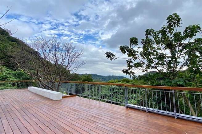 凌雲寺前觀景平台。(圖：北海岸及觀音山國家風景區管理處／提供)