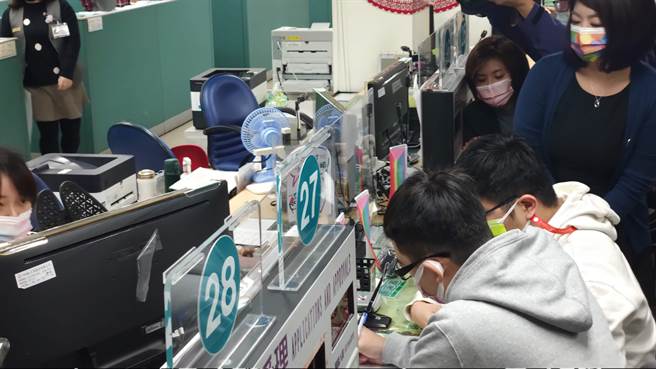 今年38歲的圍爸與35歲的喵爸2人已交往16年，今天終於完成共同收養孩子。（林良齊攝）