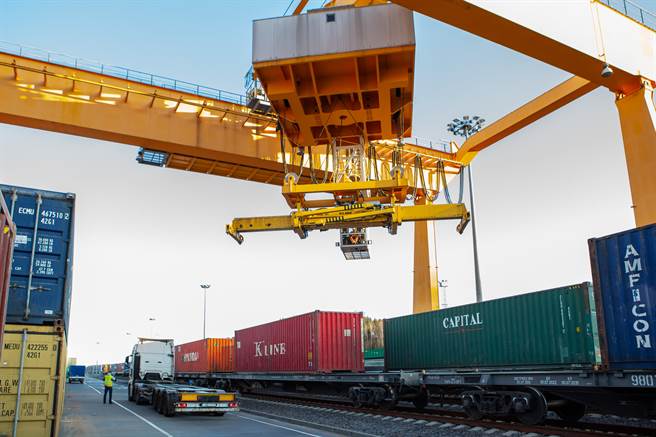 图为由大陆发车的中欧班列，日前在立陶宛首都维尔纽斯卸货。随着北京与维尔纽斯关系跌落谷底，中欧班列现已停驶。(图/新华社)