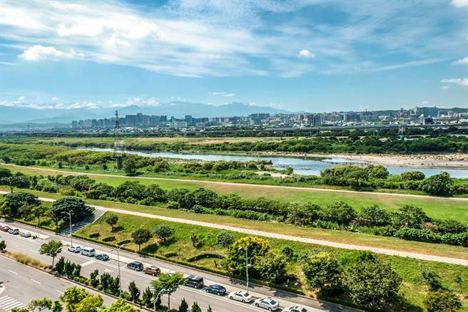 头前溪兴建新桥梁，北端（下）竹县的地点在中医大新竹附医旁边，但南端（上）竹市并未完成都市计画，桥梁迟迟无法兴建。（罗浚滨摄）