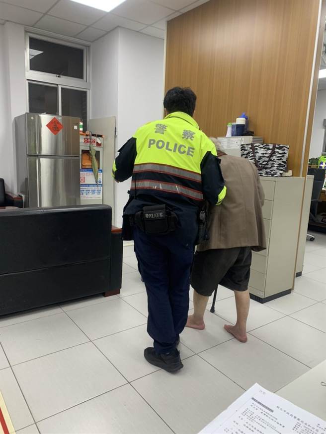 新北市永和警分局警員先將老翁帶回派出所休息。（永和警分局提供）