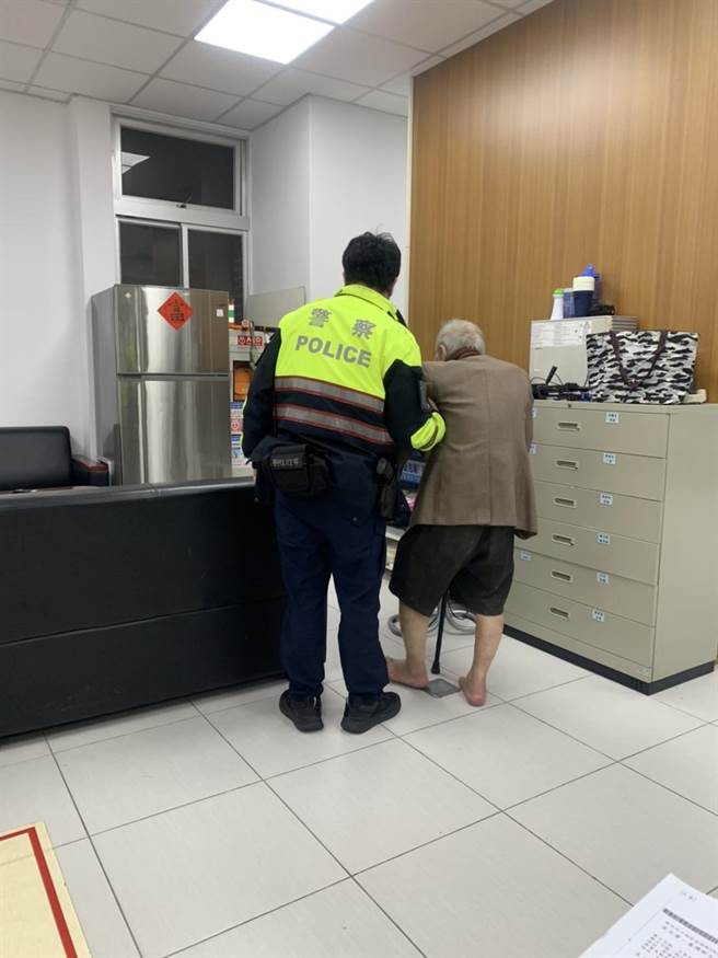 新北市永和警分局警員先將老翁帶回派出所休息。（永和警分局提供）