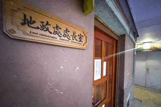 廉政署人员今天前往宜兰县政府地政处长办公室调查。（李忠一摄）