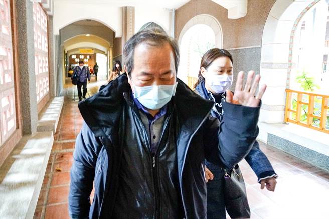 宜兰县政府地政处长杨崇明离开县府前，不发一语，无任何回应。（李忠一摄）