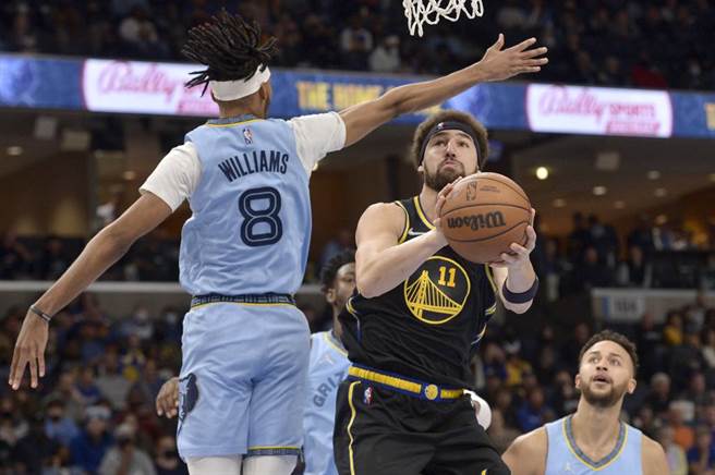 勇士射手Klay Thompson(中)衝入籃下進攻。（美聯社資料照）