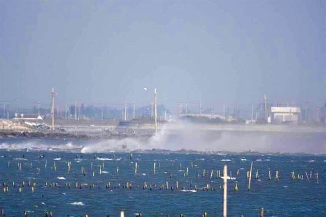 今战机坠海照片曝光，可见水面激起大量水花，显见当时是高速撞击入海。（民眾提供∕吕妍庭嘉义传真）