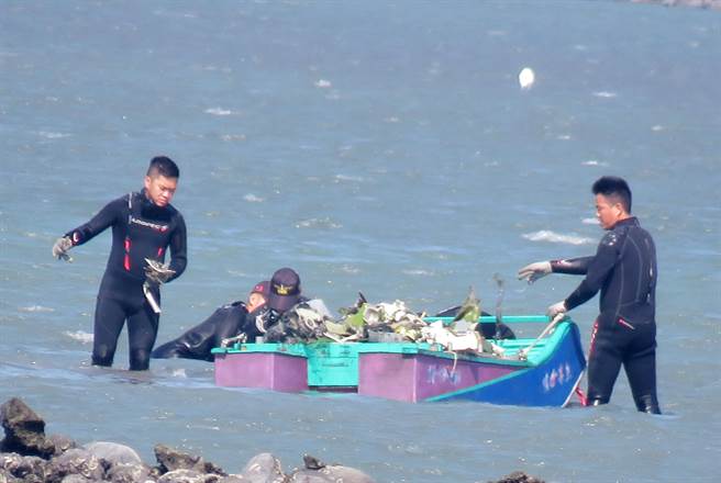 今军方持续在失事目标区下水搜寻，并寻获更多残骸。（吕妍庭摄）
