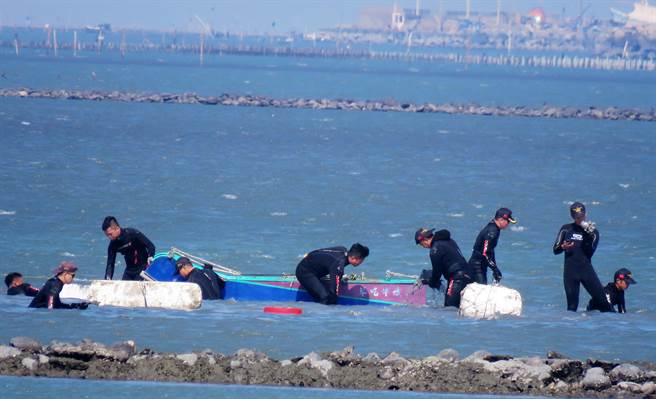 今军方持续在失事目标区下水搜寻，并寻获更多残骸。（吕妍庭摄）