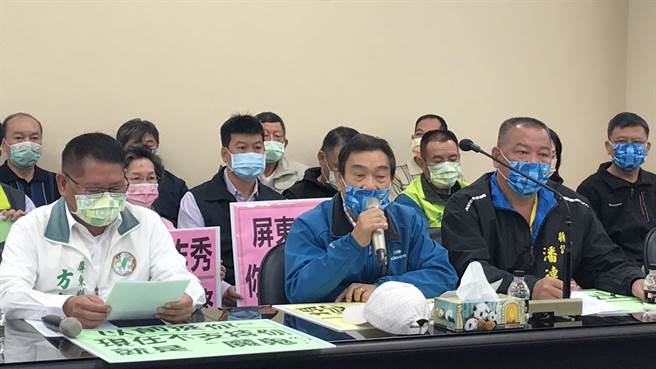 對於羅的說法，縣議員何輝能（中）也有同感。（謝佳潾攝）