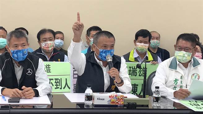 縣議員蔣家煌（中）說，莊從台北到屏東選立委，我們屏東人從不排斥，但莊卻因初選而說屏東人是魔鬼，我們不能認同。（謝佳潾攝）