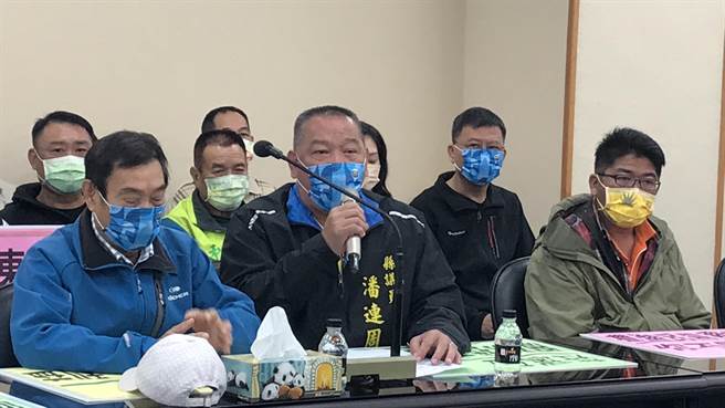 縣議員潘連周（中）說，屏東是民主聖地，沒有藍綠只有努力。（謝佳潾攝）