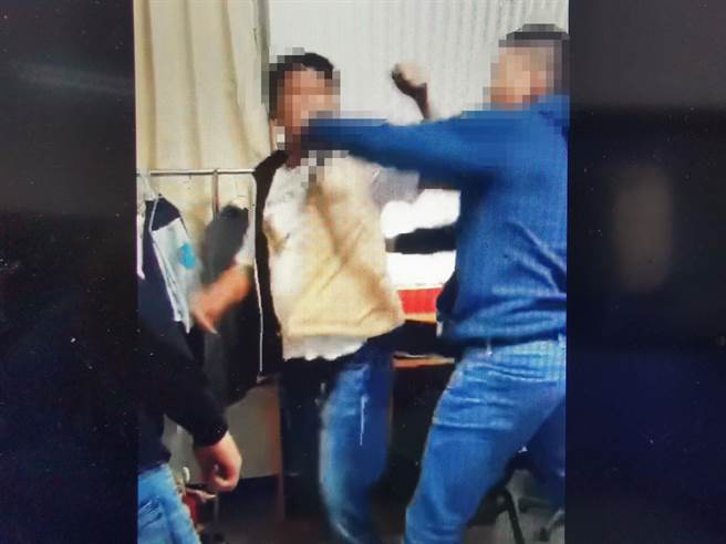 网友于脸书爆料公社PO出一段民眾被殴影片。(摘自脸书爆料公社)