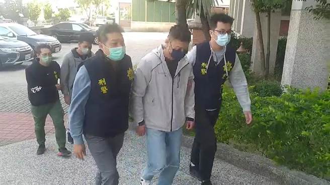 善化分局将两名在场助势男子带回侦讯。(读者提供／刘秀芬台南传真)