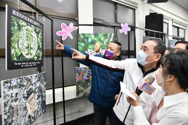 侯友宜13日出席新庄哈客馆开幕活动，到场后欣赏开场舞蹈和展览作品。（戴上容摄）