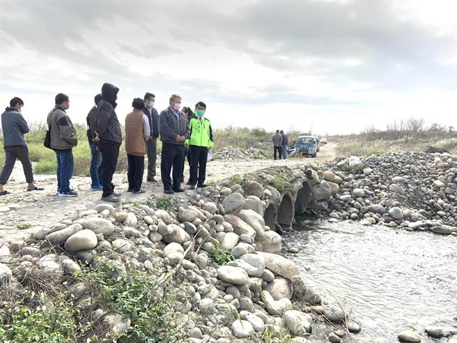 台中海线渔民捞不到鳗苗，质疑大甲溪水库惜于放水所致。（王文吉摄）